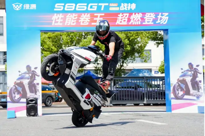 战神S86重磅发布：绿源以“智慧双核”重新定义AI时代两轮出行新范式插图4