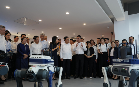 老挝人革党中央总书记、国家主席通伦到访云深处科技，开展具身智能技术交流