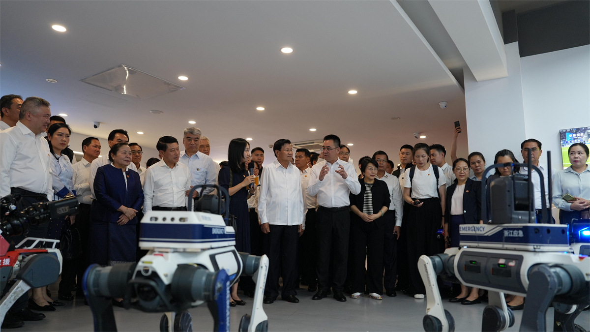 老挝人革党中央总书记、国家主席通伦到访云深处科技，开展具身智能技术交流插图