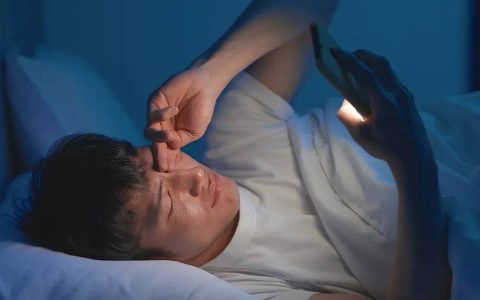 想让眼睛瞎得更快，一定要用这个姿势玩手机！