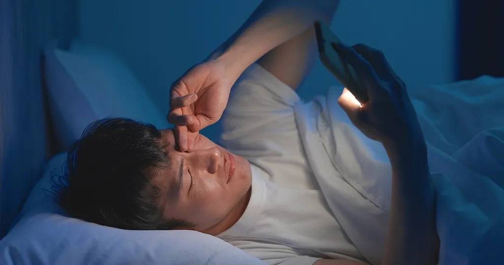 想让眼睛瞎得更快，一定要用这个姿势玩手机！插图