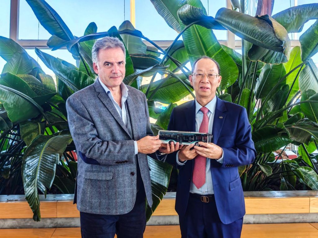 乌拉圭总统奥尔西会见苏州金龙总经理黄书平插图1 乌拉圭总统奥尔西会见苏州金龙总经理黄书平插图1