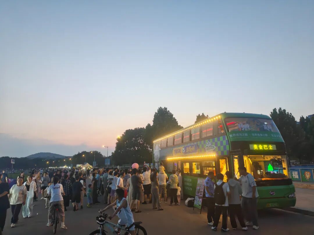 公交+体育+文旅三线融合，苏州金龙双层巴士解锁双城联动新玩法