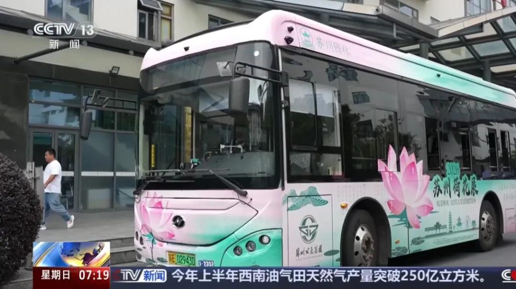 苏州金龙客车亮相央视：一朵荷花一条专线，一腔热血一路向西插图