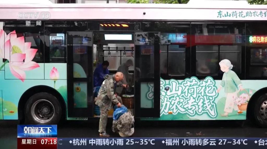 苏州金龙客车亮相央视：一朵荷花一条专线，一腔热血一路向西插图1