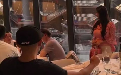 马云现身纽约百元平价餐厅与友人聚餐