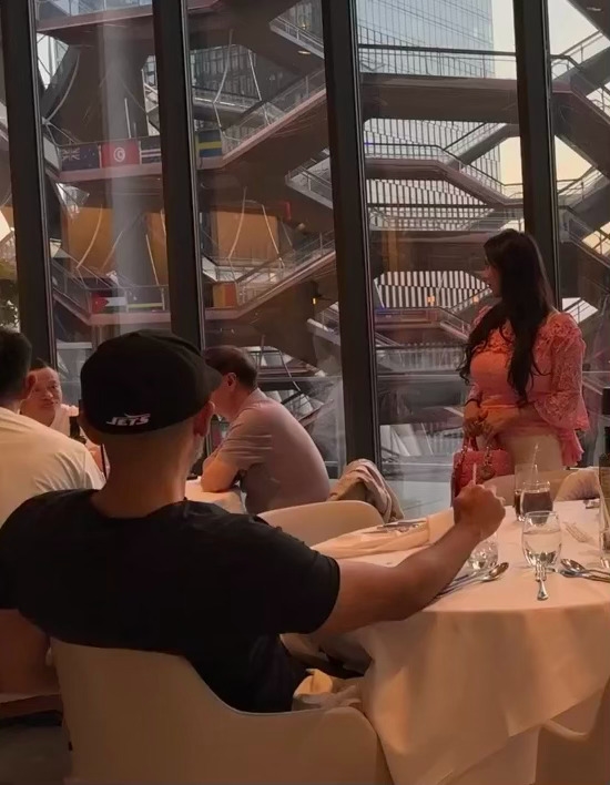 马云现身纽约百元平价餐厅与友人聚餐插图