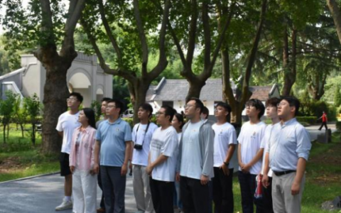 齐鲁师范学院物理与电子工程学院赴华东革命烈士陵园开展党建实践活动