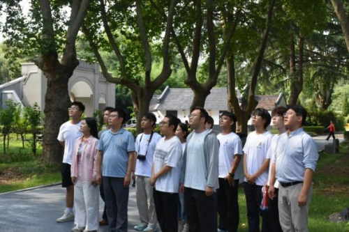 齐鲁师范学院物理与电子工程学院赴华东革命烈士陵园开展党建实践活动插图