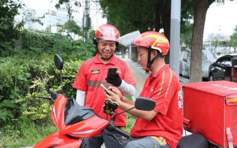 京东砸上亿元帮一线外卖小哥渡过酷暑：免费冰饮、全套防暑物资齐上阵