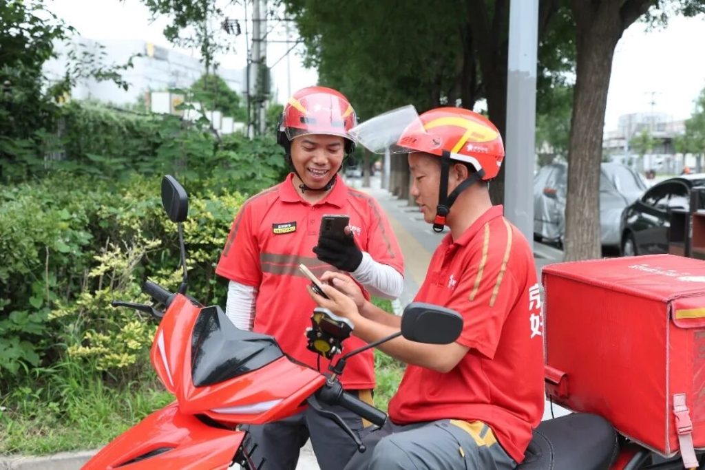 京东砸上亿元帮一线外卖小哥渡过酷暑:免费冰饮、全套防暑物资齐上阵插图 京东砸上亿元帮一线外卖小哥渡过酷暑:免费冰饮、全套防暑物资齐上阵插图
