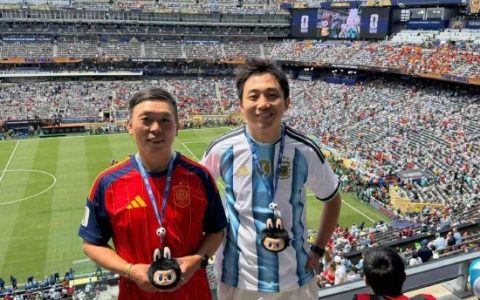 段永平、王宁世界杯决赛现场同框：一个穿阿根廷球衣，一个穿西班牙球衣