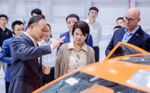 格力董事长董明珠到访吉利：李书福带队接待 双方签订合作协议