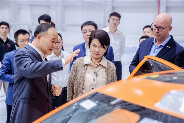 格力董事长董明珠到访吉利：李书福带队接待 双方签订合作协议插图