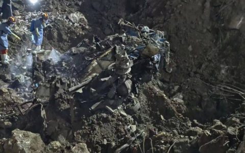 重庆彭水山体崩塌灾害救援现场发现失联客运中巴车残骸