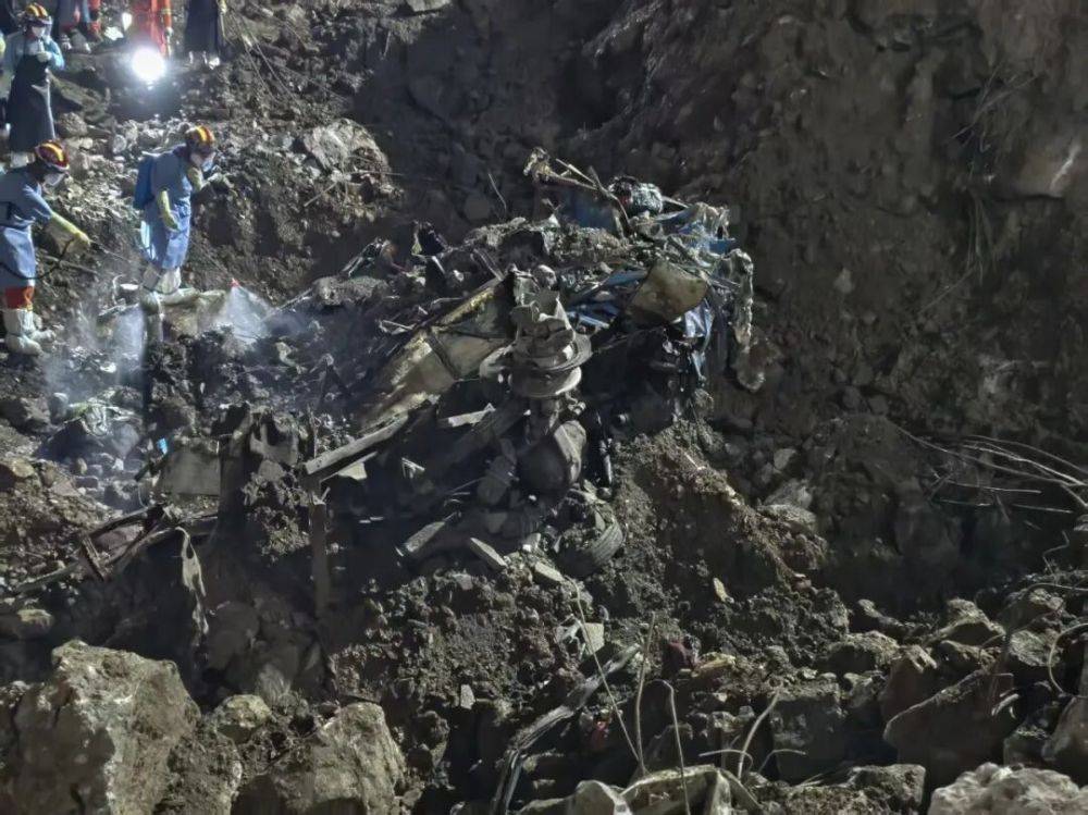 重庆彭水山体崩塌灾害救援现场发现失联客运中巴车残骸插图
