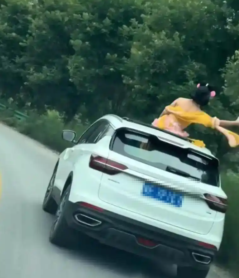 女子乘车探出天窗拍古风视频,配文自称“妲己”引争议,交警介入核查插图 女子乘车探出天窗拍古风视频,配文自称“妲己”引争议,交警介入核查插图