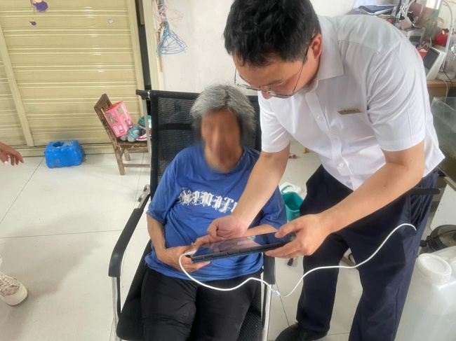 暖心上门服务 关爱特殊群体—齐商银行临沂平邑支行打通金融服务“最后一公里”插图