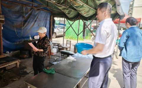 齐商银行临沂平邑支行早市送盆讲消保