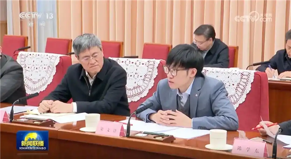 DeepSeek梁文锋身价2440亿 登顶全球AI圈新首富插图