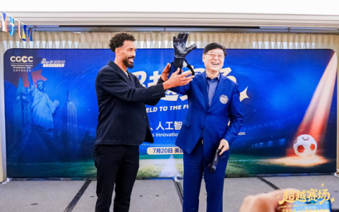 联想杨元庆与佛得角门将沃齐尼亚同框 现场互赠礼物