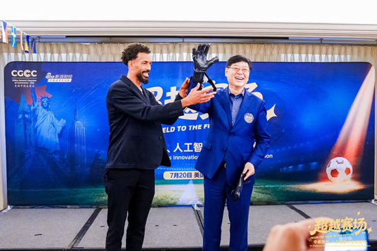 联想杨元庆与佛得角门将沃齐尼亚同框 现场互赠礼物插图 联想杨元庆与佛得角门将沃齐尼亚同框 现场互赠礼物插图