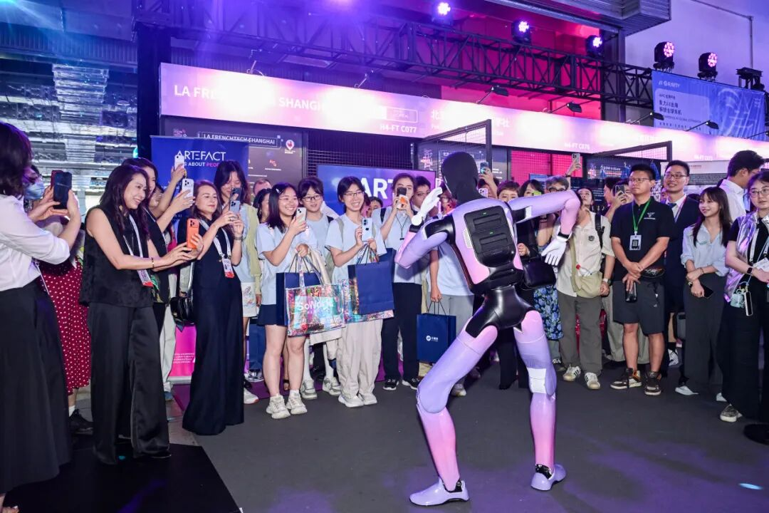 WAIC 的中学女生们：看见 AI，也看见自己插图