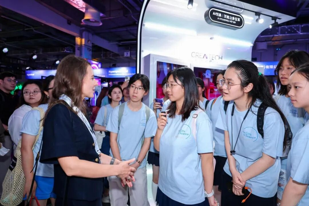 WAIC 的中学女生们：看见 AI，也看见自己插图1