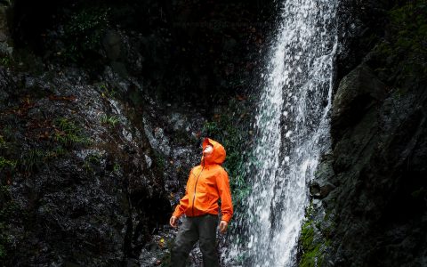 三款户外冲锋衣实测解析：单冲/软壳/硬壳怎么选，实测这款实用性突出