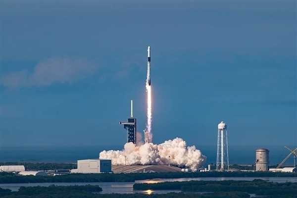 SpaceX豪掷千亿美元建“地球最大发射场”：日发30次，剑指百万颗太空数据中心