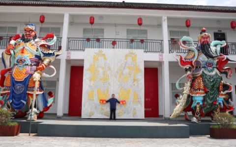 汉吉福非遗传承人许华波：  手绘世界最大贴金门神画，挑战吉尼斯纪录