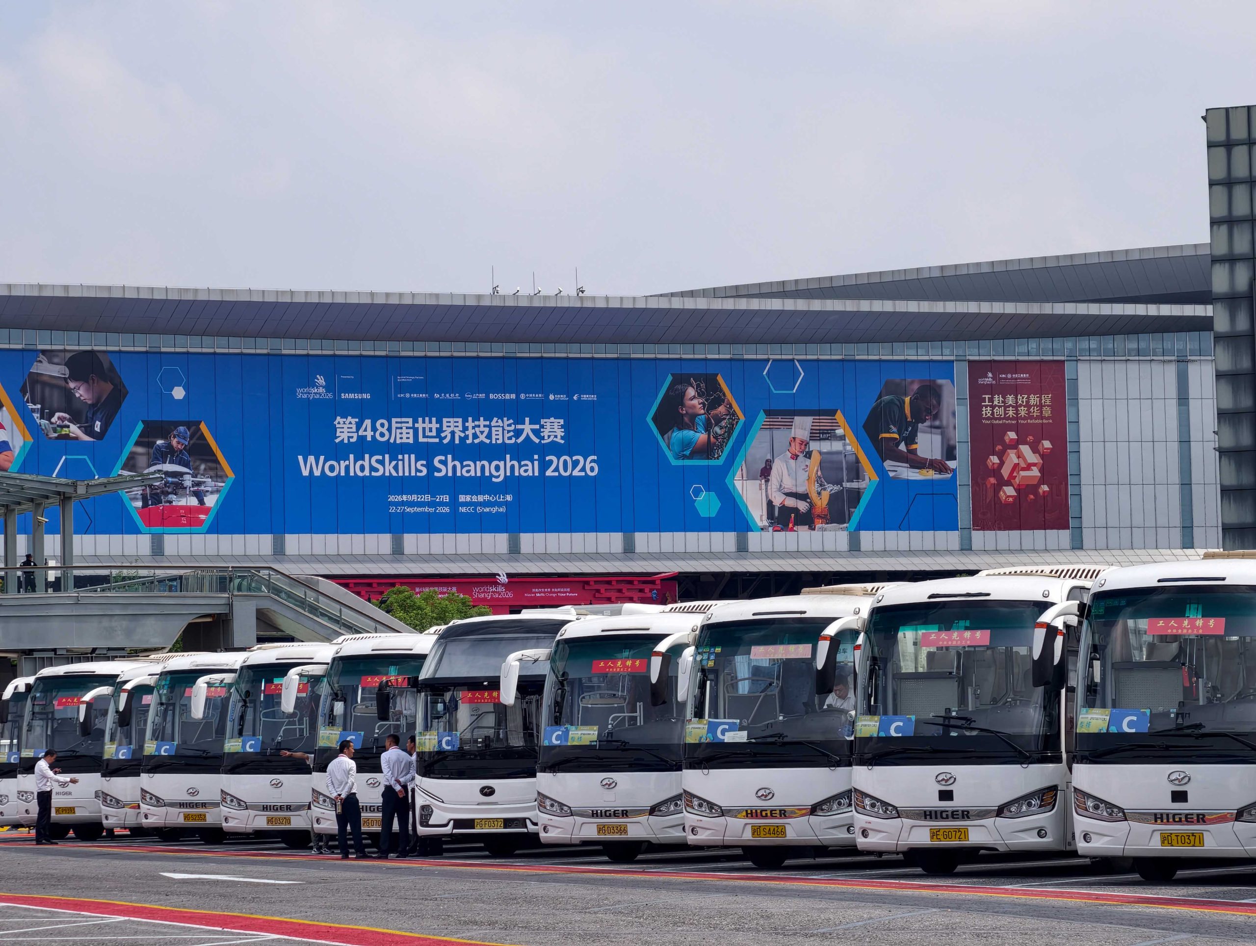 中国智造闪耀黄浦江畔！超200台苏州金龙海格客车护航世界技能大赛