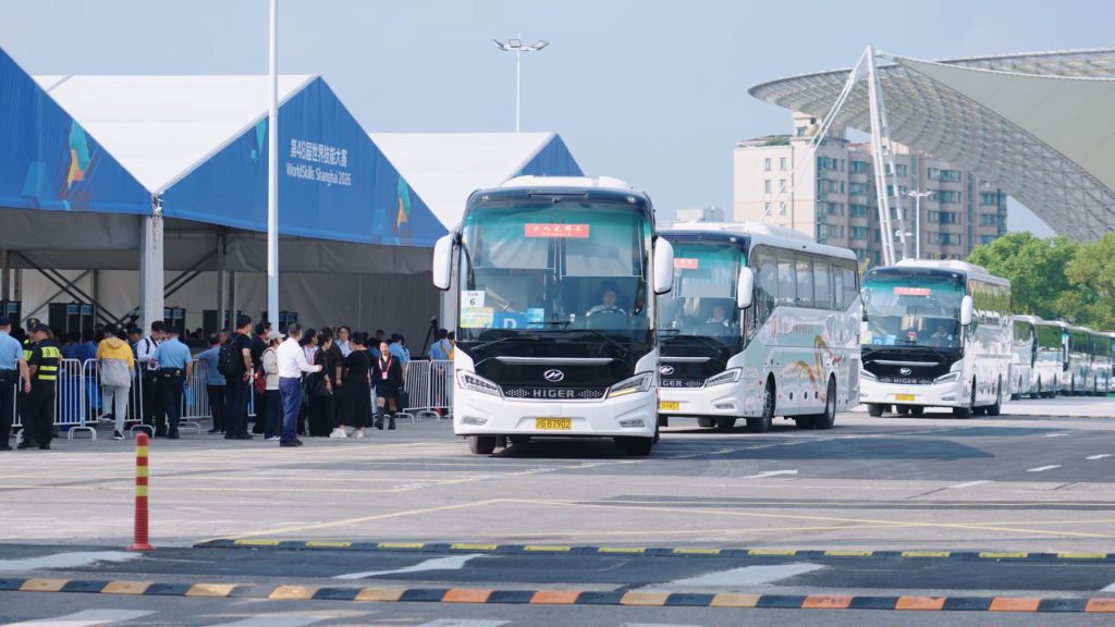 中国智造闪耀黄浦江畔！超200台苏州金龙海格客车护航世界技能大赛