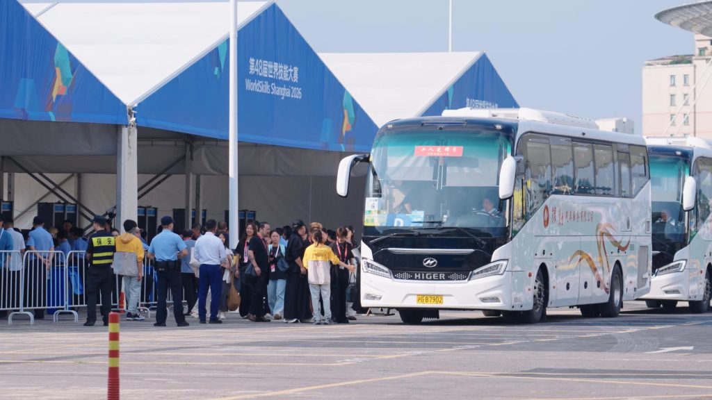 中国智造闪耀黄浦江畔！超200台苏州金龙海格客车护航世界技能大赛