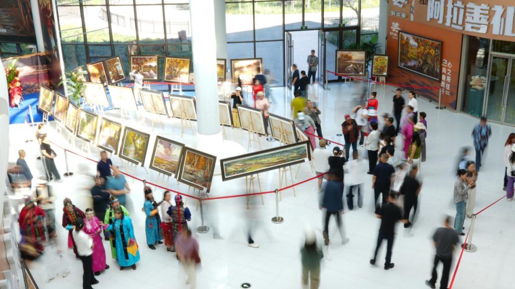 艺术赋能文旅!“大漠魂・胡杨情”张铁涛专题画展在额济纳拉开帷幕