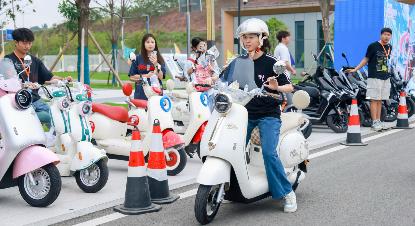 雅迪校园开放日登陆重庆现代制造职业学院！大学生的第一台车风靡校园