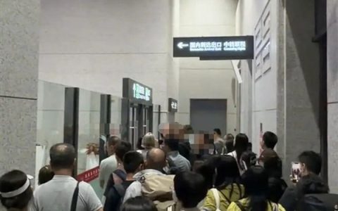 飞机落地了 机场却下班了！大门紧锁旅客被迫滞留 官方回应