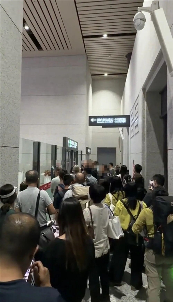 飞机落地了 机场却下班了!大门紧锁旅客被迫滞留 官方回应