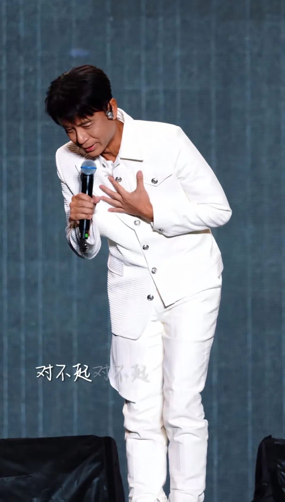 李克勤包头”人在囧途”：打出租600公里 凌晨登台致歉