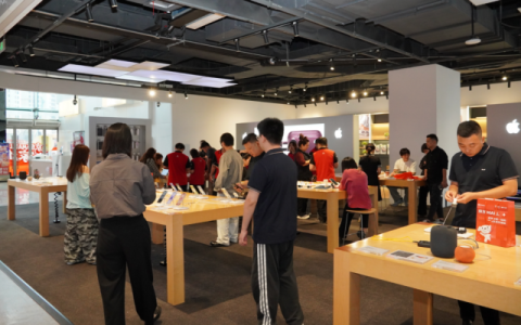 iPhone 18 Pro、Apple Watch、iPods5新品全渠道开售 果粉涌入京东线下门店选购新机