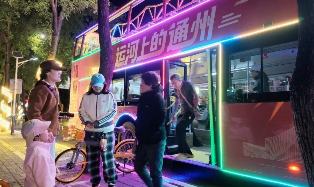 国庆通州文旅热度“狂飙”！苏州金龙双层观光巴士大运河畔抢眼
