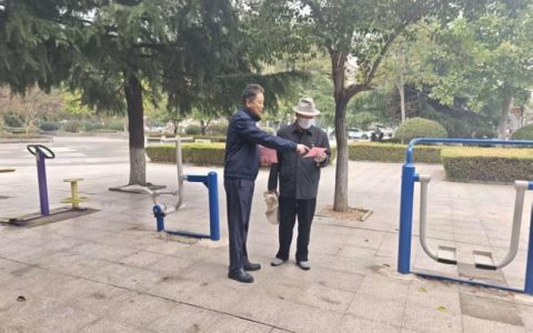 齐商银行临沂平邑支行走进财富公园开展中老年消保知识宣传