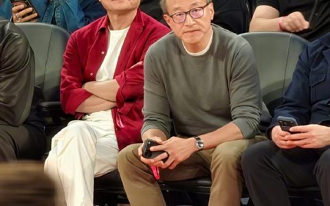 马云现身NBA中国赛 与贝克汉姆蹲下和轮椅球迷合影
