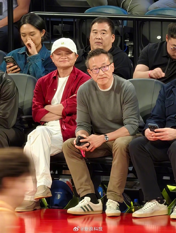 马云现身NBA中国赛 跟成龙、蔡崇信、王宁同框看球：还与贝克汉姆蹲下和轮椅球迷合影